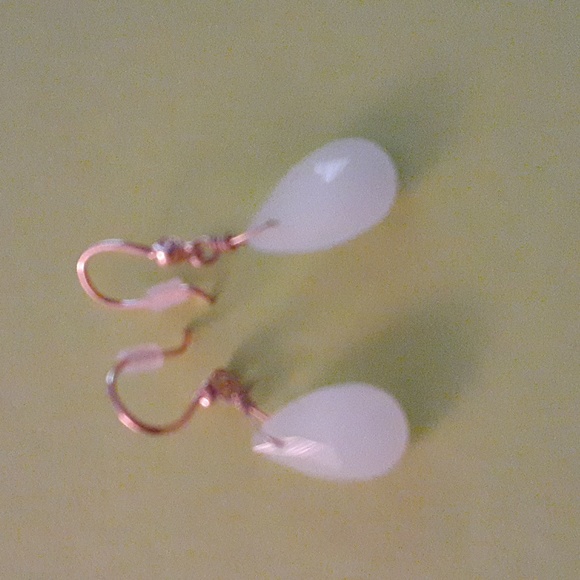 NEW!!  Avon White with Goldtone Earring Hook Summer Drop Dangles - Picture 3 of 4